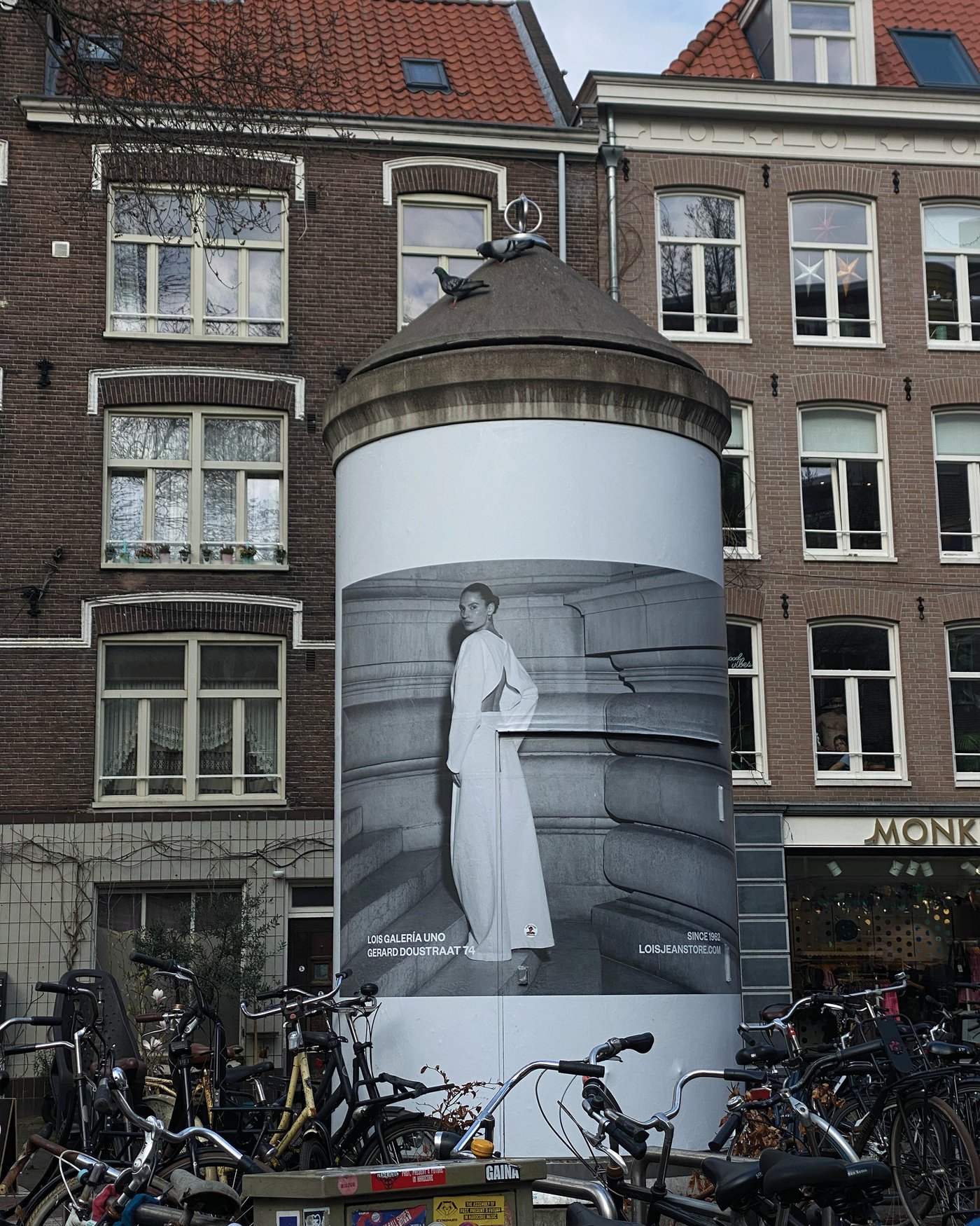 out-of-home — Lois Galería Uno peperbus, Amsterdam